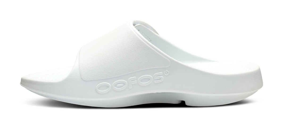 OOFOS Women&#39;s OOahh Sport Flex Slide - White