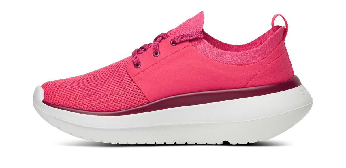 OOFOS Women&#39;s OOmy Stride Shoe - Neon Berry