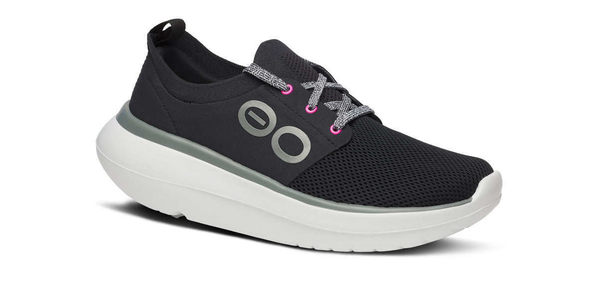 OOFOS Women&#39;s OOmy Stride Shoe - White/Black