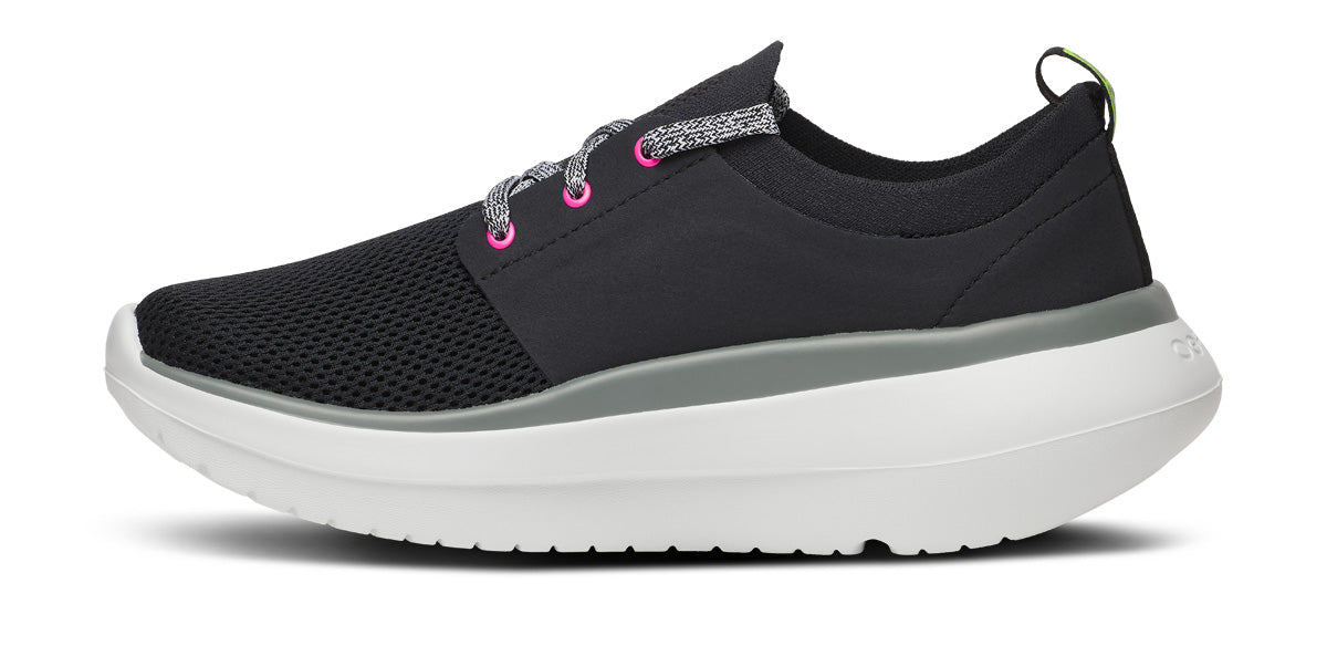 OOFOS Women&#39;s OOmy Stride Shoe - White/Black