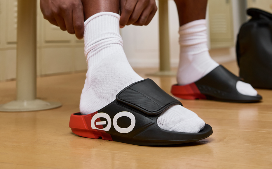 OOFOS Men&#39;s OOahh Sport Flex LTD Edition Slide - Fire Rally